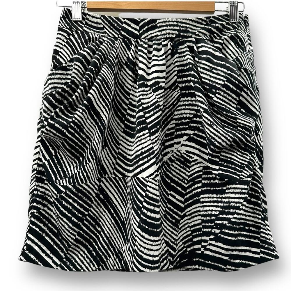 Banana Republic Black & White Abstract Print Silky A-Line Mini Skirt Size 2